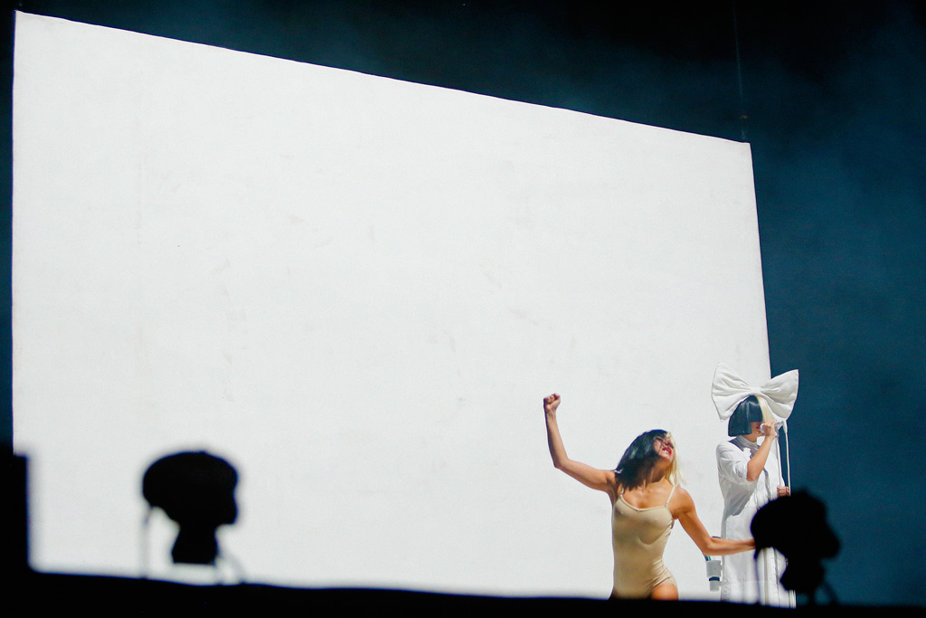 "Con la sua performance dadaista Sia esorcizza la nostra più grande paura. Il saggio di danza." - Fonte: Flickr/flowfestival